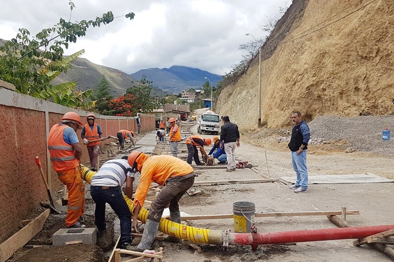 Máy trộn bê tông với máy bơm hoạt động ở Peru