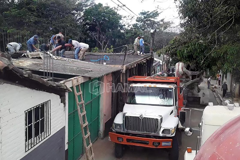 Máy bơm bê tông DHBT50 vận chuyển bê tông từ xe trộn bê tông lên mái nhà ở El Salvador