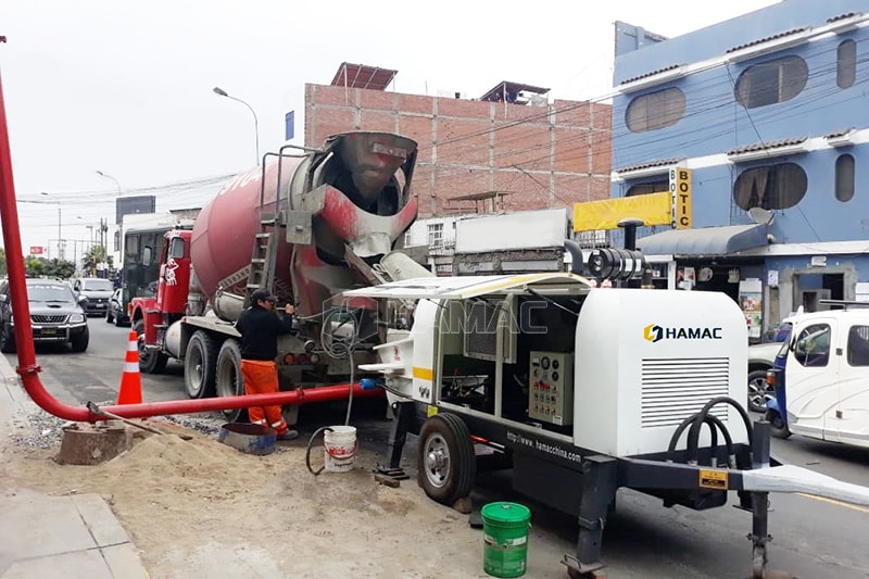 Máy bơm bê tông diesel đang hoạt động ở Lima, Peru