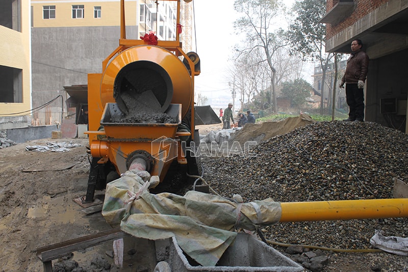 Máy trộn bê tông với máy bơm hoạt động ở Trung Quốc